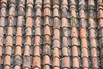 Techo de tejas antiguas hechas de ladrillo.