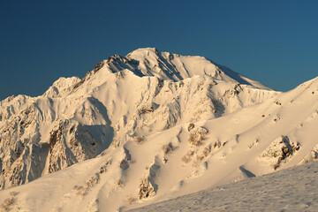 白銀の世界・夜明けの五竜岳