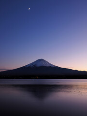夕暮れ時の富士山・山梨県河口湖からの景色