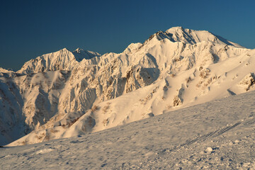 白銀の世界・夜明けの鹿島槍ヶ岳と五竜岳