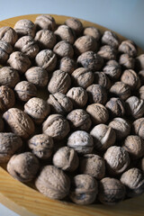 piatto di legno con noci fresche