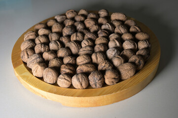 piatto di legno con noci fresche