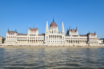 Fototapeta premium ドナウ川から眺める世界遺産のハンガリー国会議事堂