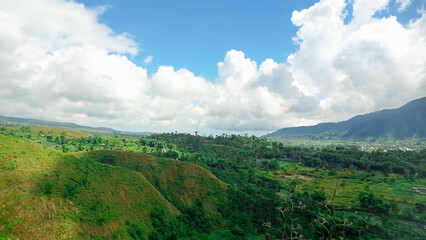 Obraz premium Beautiful view of rice fields from Sembalun village surrounded by tall green hills, near the foot of Mount Rinjani, Lombok, Indonesia. the landscape is for hiking and outdoor lifestyle concept