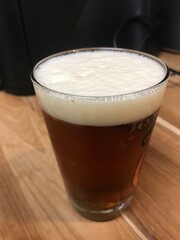Copo de Cerveja Gelada com Espuma Cremosa, Ideal para Momentos de Confraternização e Lazer. Copo de Cerveja Artesanal com Espuma Perfeita, Ideal para Apreciadores de Cerveja. Copo de Cerveja Fresca co