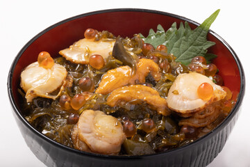 海鮮漬け丼（ウニ　イクラ　子持ちめかぶ　ホタテ）
