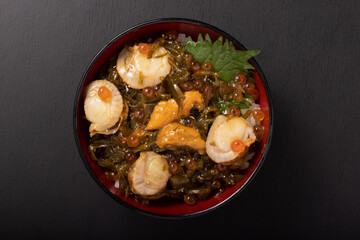 海鮮漬け丼（ウニ　イクラ　子持ちめかぶ　ホタテ）
