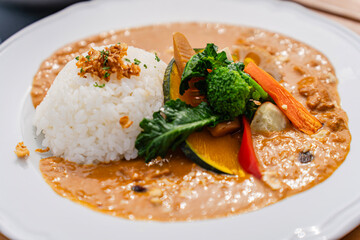 オゥパラディのヘーゼルナッツチキンカレー