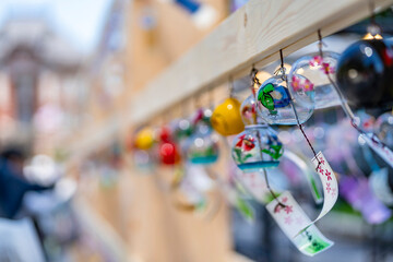 爽やかな陽射しの中で風に踊る色とりどりの風鈴（2023年7月）