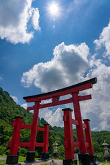 夏空の湯殿山神社