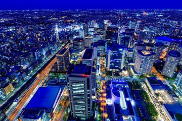 Obraz premium 横浜市、ランドマークタワー展望フロアから眺めるみなとみらいの夜景