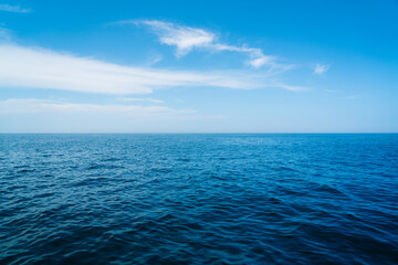 Obraz premium The great blue water of the Atlantic Ocean on a bright summer day