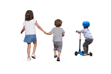 trois jeunes enfants vus de dos, deux garçons et une fillette qui courent, un des enfants fait de la trottinette, scène de joie en été