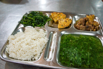 ベトナムの田舎町にある長距離バスの休憩所で食べたご飯