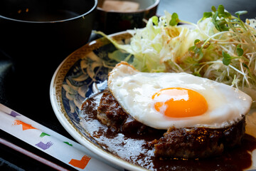 ハンバーグと目玉焼き定食