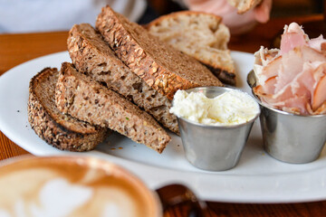 ベーカリーのカフェでの軽食の様子