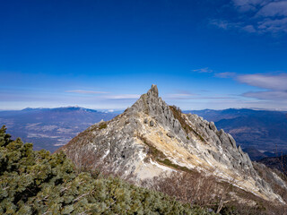 鳳凰三山のオベリスクと八ヶ岳