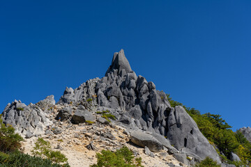 秋空のオベリスクと賽ノ河原