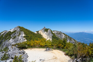 秋空のオベリスク