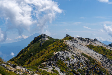 薬師ヶ岳と富士山