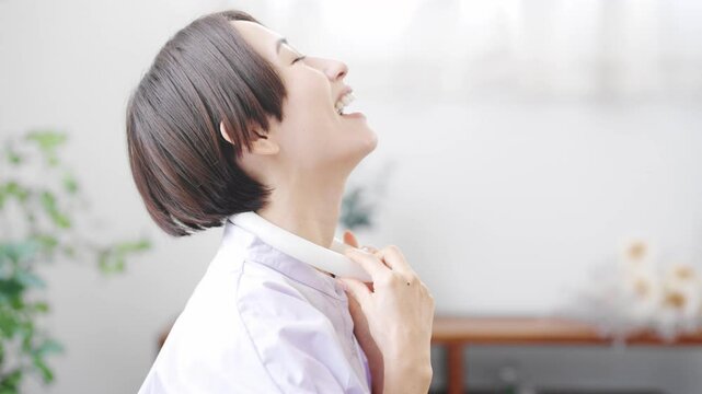 冷却ネックバンドを装着する若い女性　ライフスタイルイメージ	
