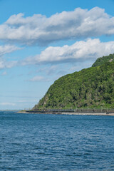 Fototapeta premium 日本海に向かって切り立った崖が続く朝里の海岸線