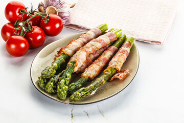 Grilled asparagus with bacon