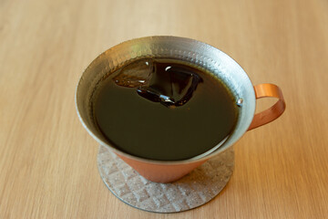 カフェで提供された美味しそうなアイスコーヒーの写真｜リラックスタイムと日常の一コマ