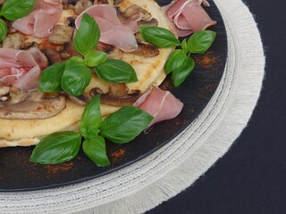 Pfannkuchen mit Champignons, Schinken und Basilikum