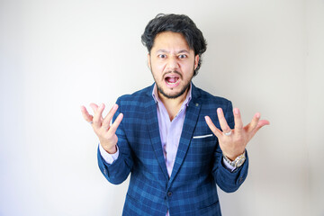 怒った表情の表情の男性