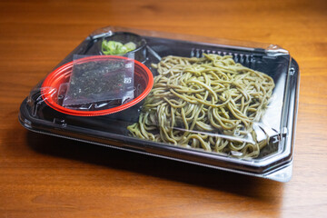 プラスチック容器に盛られた「茶そば」