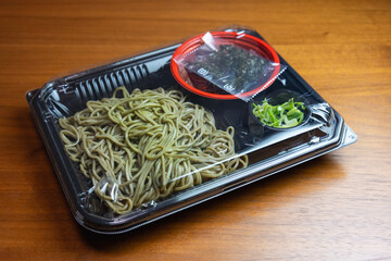 プラスチック容器に盛られた「茶そば」