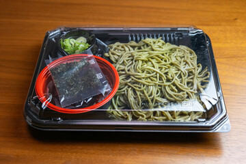 プラスチック容器に盛られた「茶そば」