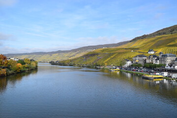 Mosel bei Bernkastel-Kues im Herbst