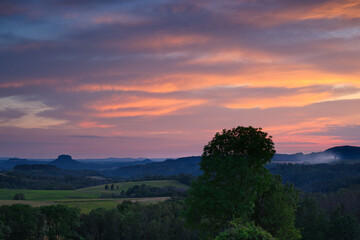 Himmel beim Sonnenuntergang in der Sächsischen Schweiz bei Lichtenhain, Deutschland