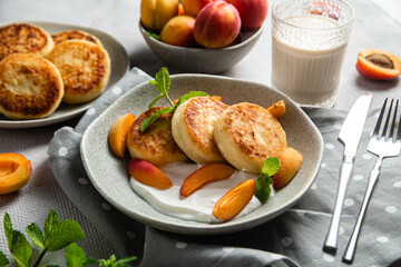 Cottage cheese pancakes with sour cream and apricots