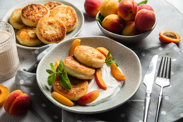 Cottage cheese pancakes with sour cream and apricots