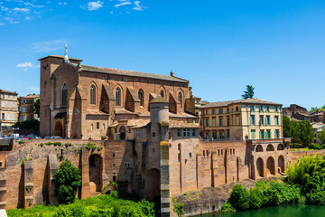 Abbatiale Saint-Michel de Gaillac, construit au bord du Tarn