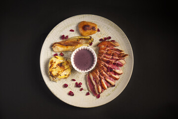 Pato Asado con Salsa de Frutos Rojos y Guarnición Tropical