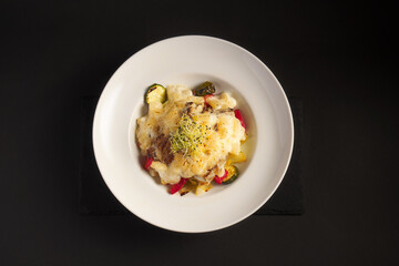 Platillo Gourmet con Pescado al Horno y Verduras
