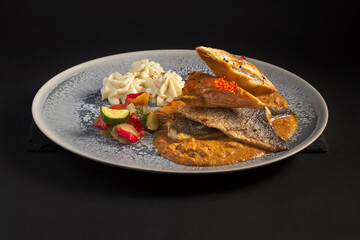 Plato Gourmet con Pescado y Guarniciones Elegantes