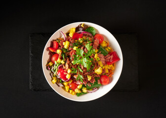 Ensalada Tropical con Carne Deshebrada: Un Toque de Frescura y Sabor