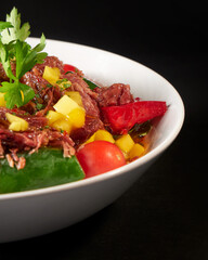 Ensalada Tropical con Carne Deshebrada: Un Toque de Frescura y Sabor