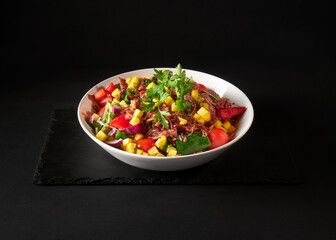 Ensalada Tropical con Carne Deshebrada: Un Toque de Frescura y Sabor