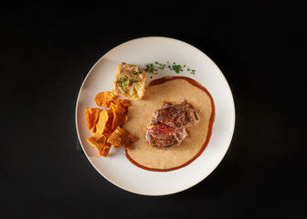 Filete de Res con Salsa Exquisita y Guarniciones