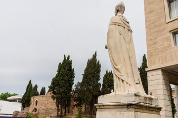 Naklejka premium Mausoleo di Augustino mit Statue und Zypressen