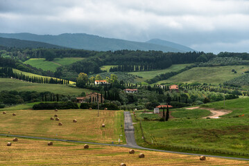 Landschaft in der Toskana mit Felder un Hügeln im Frühjahr bei Regenwetter, 