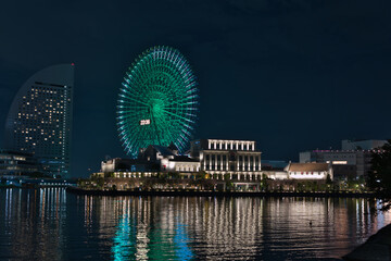 横浜みなとみらい観覧車のある夜景
