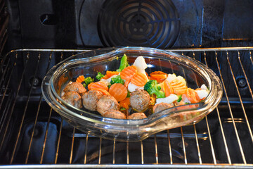 Baking meatballs with vegetables in the oven