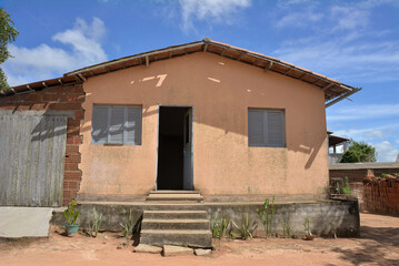 house in the Brazilian northeast, rural house, Brazilian northeast, humble house, brazil, delivery of basic food baskets in rural areas, rural landscape, old house in the countryside, abandoned house